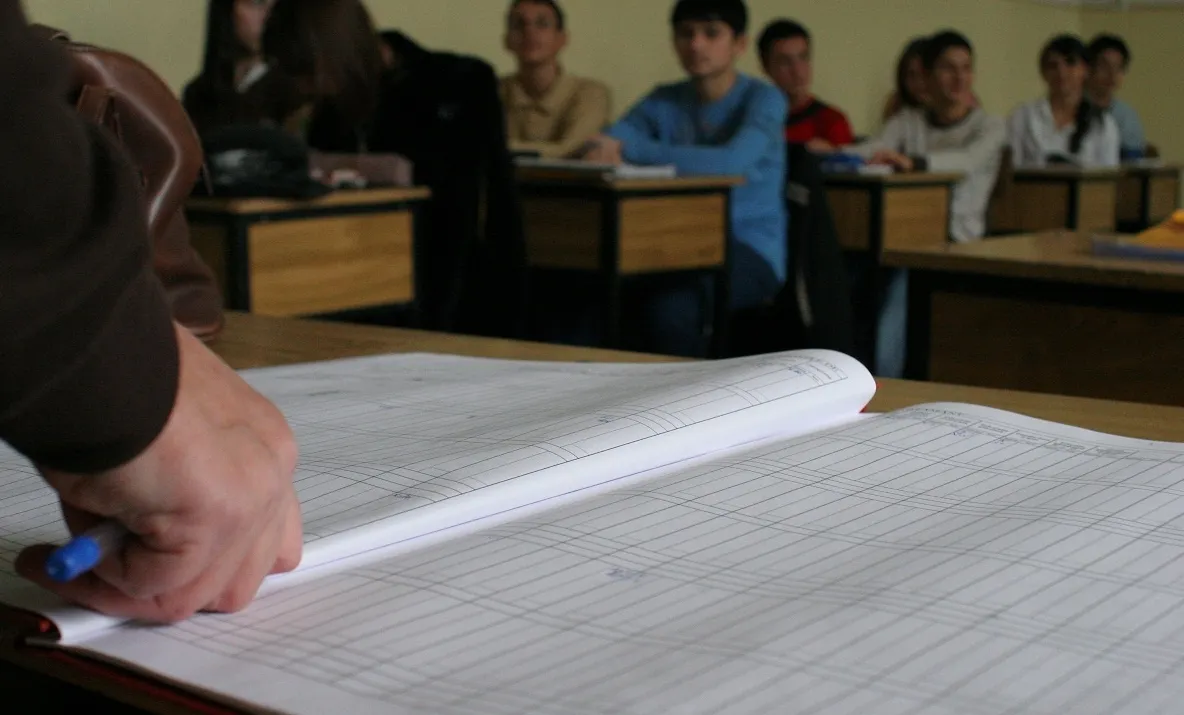 Profesor din Lugoj, acuzat că a hărţuit sexual o elevă. Ce îi cerea să facă pentru a-i da note mari