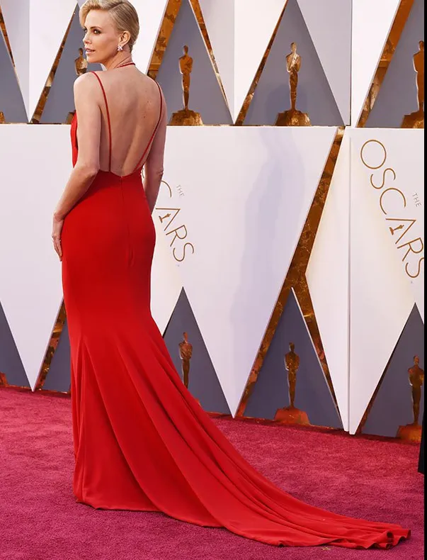 Charlize Theron a atras toate privirile pe covorul roşu cu un decolteu mult prea generos