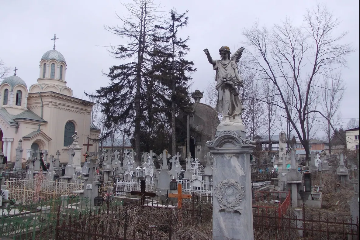 S-au întors la mormântul tatălui lor să-i aprindă o lumânare.Le-a stat inima în loc!Ce au descoperit