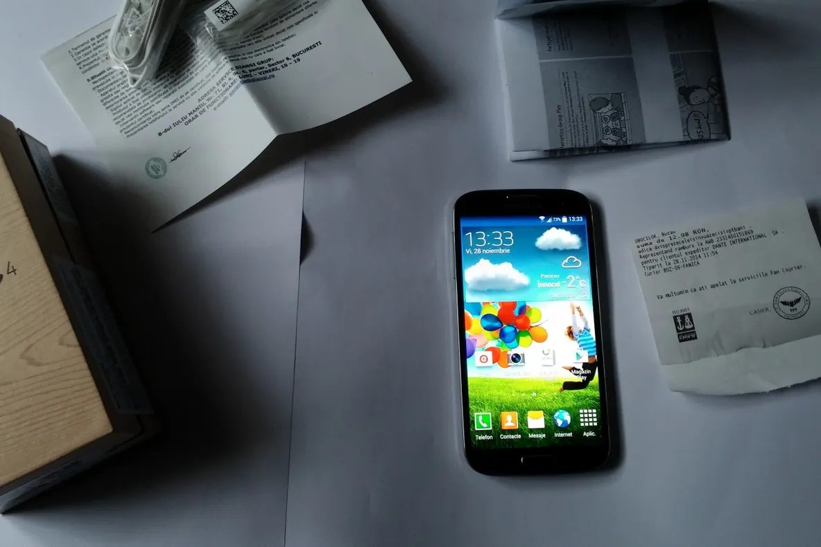 eMAG – Cele mai bune oferte la telefoane mobile resigilate. Cât costă iPhone și Samsung Galaxy S