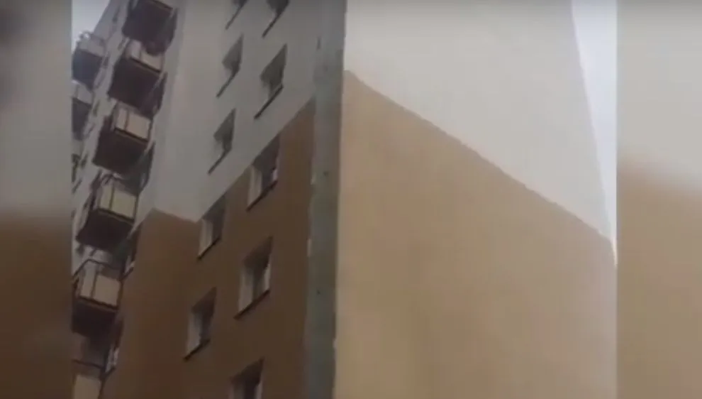 Momentul șocant surprins în imagini. Ce se întâmplă cu acest bloc, lovit de o furtună puternică
