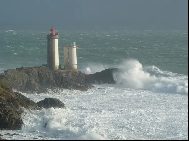 ALERTĂ de vreme rea în Franța. Risc de inundații pe litoralalul atlantic!