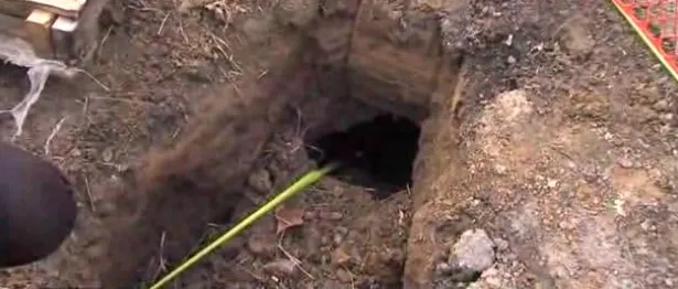 Au găsit o gaură în curtea casei. Se auzeau sunete de acolo. Au ÎNGHEŢAT când au văzut cine a ieşit