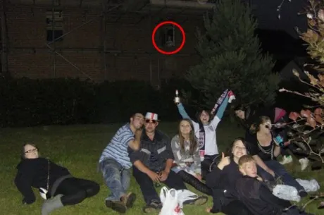 Detaliul înspăimântător apărut într-o fotografie a unui grup de prieteni. Ce înseamnă