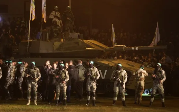 GAFĂ. Hamas a scos la paradă un tanc "produs local". Mașinăria a ajuns de râsul Internetului