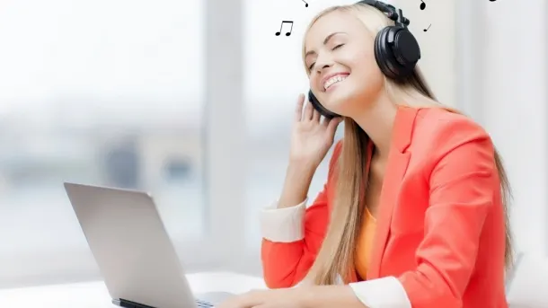 De ce NU e bine să asculţi muzică la birou