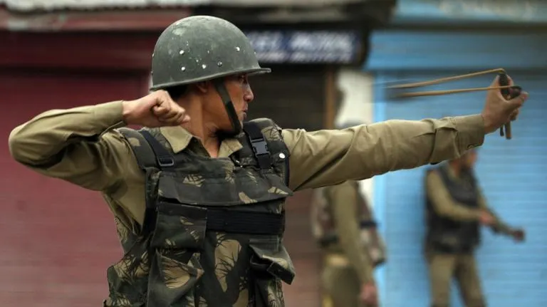 Ţara în care poliţia îi împrăştie pe protestatari cu praştia