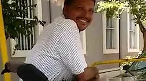 Pasărea îndrăgostită de mașina de înghețată. Cum îl convinge pe vânzător să o hrănească zilnic