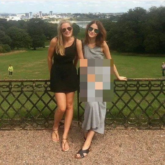 Detaliul SCANDALOS din această fotografie! De ce mulţi au spus că fetele sunt iubite