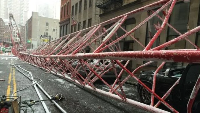 Macara prăbuşită în Manhattan, pe celebra stradă Broadway. Cel puţin un mort şi mai mulţi răniţi