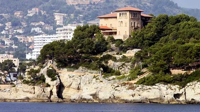 Un român beat, arestat în curtea Palatului Regal din Mallorca. Ce a făcut bărbatul