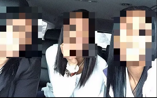 Lumea crede că sunt triplete, dar se înșală. Reușești să ghicești care e mama și care sunt fiicele?