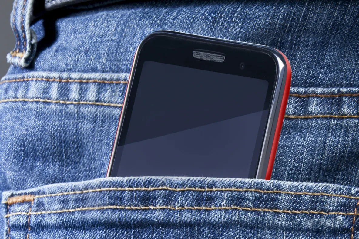 S-a dovedit ştiinţific! Pericolul major la care se expun bărbaţii care îşi ţin telefonul în buzunar