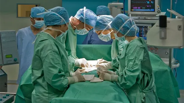 O echipă de medici români și americani operează gratuit persoane cu diferite forme de cancer 