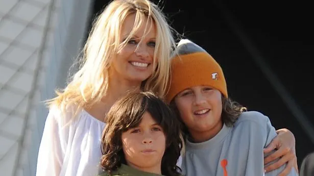  FOTO. Pamela Anderson are cu ce se mândri. Iată cum arată fiul ei, Dylan Lee. Are doar 18 ani! 
