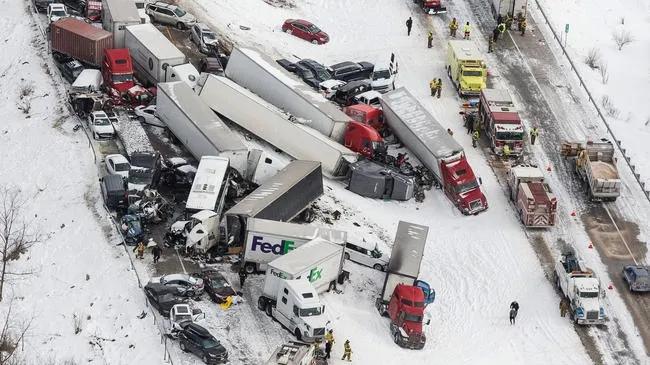 Accident cutremurător: peste 50 de maşini implicate, zeci de răniţi şi trei morţi