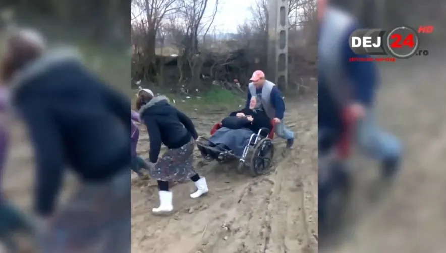 Imagini incredibile din România, 2016. Cum se transportă un bolnav, spre spital, prin noroaie