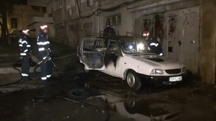 Alertă la Brăila. Un tânăr piroman, căutat de poliţie: ce făcea în timp ce pompierii stingeau focul 