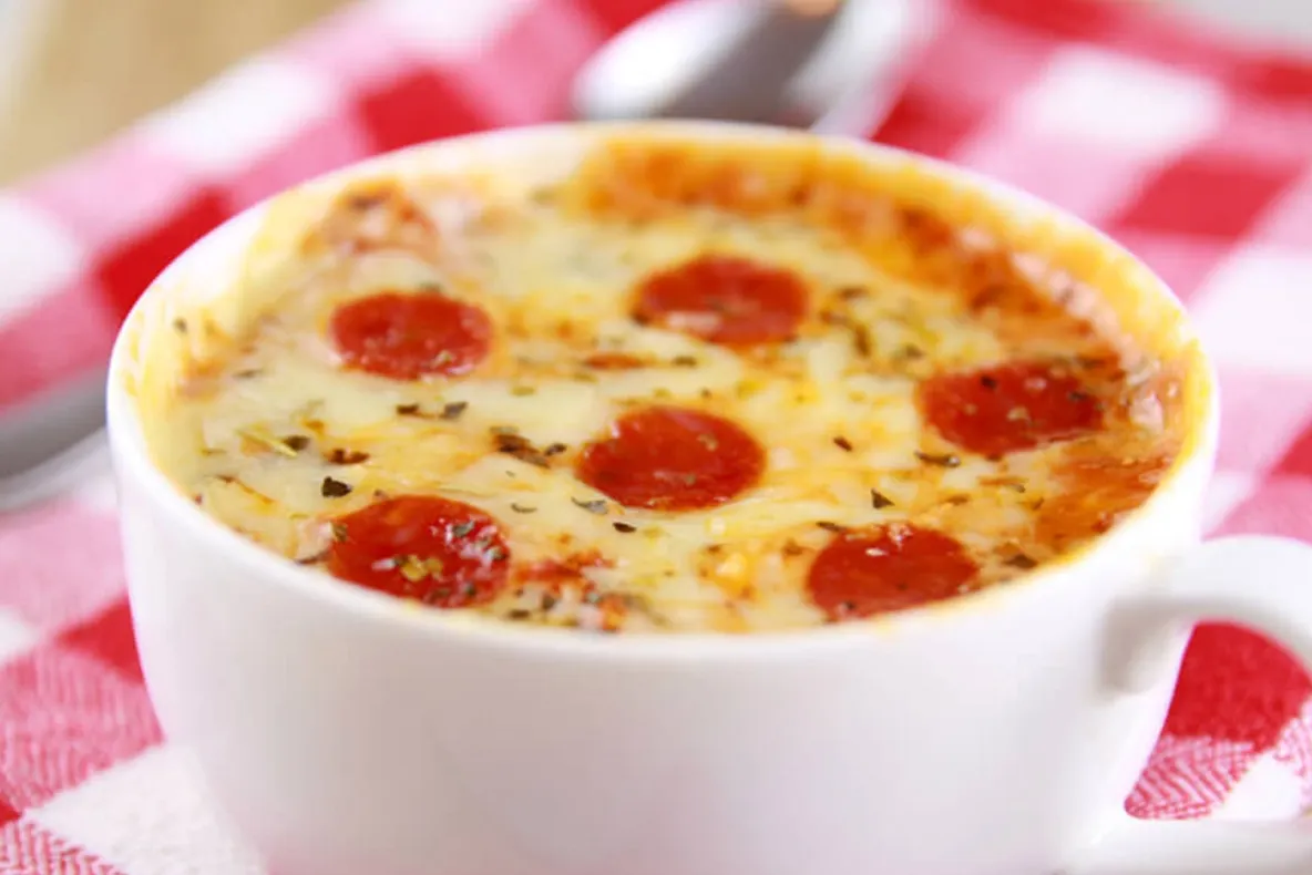 Cum să faci cea mai bună PIZZA într-o... cană. E gata în doar 5 minute!