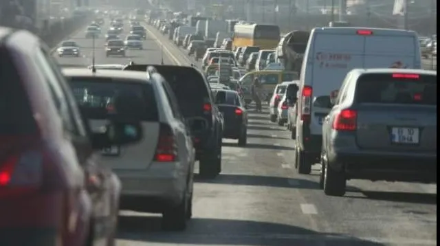 Scandal în plină stradă, la Pitești. Doi șoferi s-au bătut cu bâte și spray-uri lacrimogene