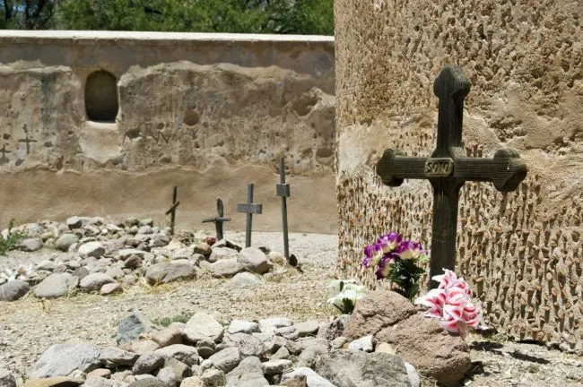 A născut în sicriu. Descoperirea șocantă făcută când au dezgropat-o