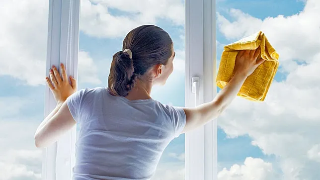 Trucul ieftin pe care puţini îl ştiu. Cu ce poţi spăla geamurile dacă nu ai detergent special