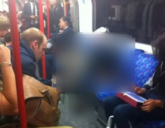 Ce a făcut o femeie în metrou. Călătorii au rămas şocaţi. Se credea la ea acasă. S-a dezbrăcat şi...