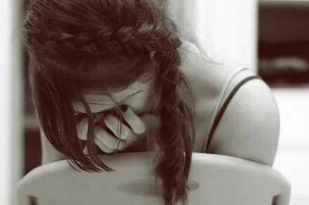 S-a tatuat, crezând că va rezolva problema. Acum, plânge în hohote când îşi vede faţa în oglindă