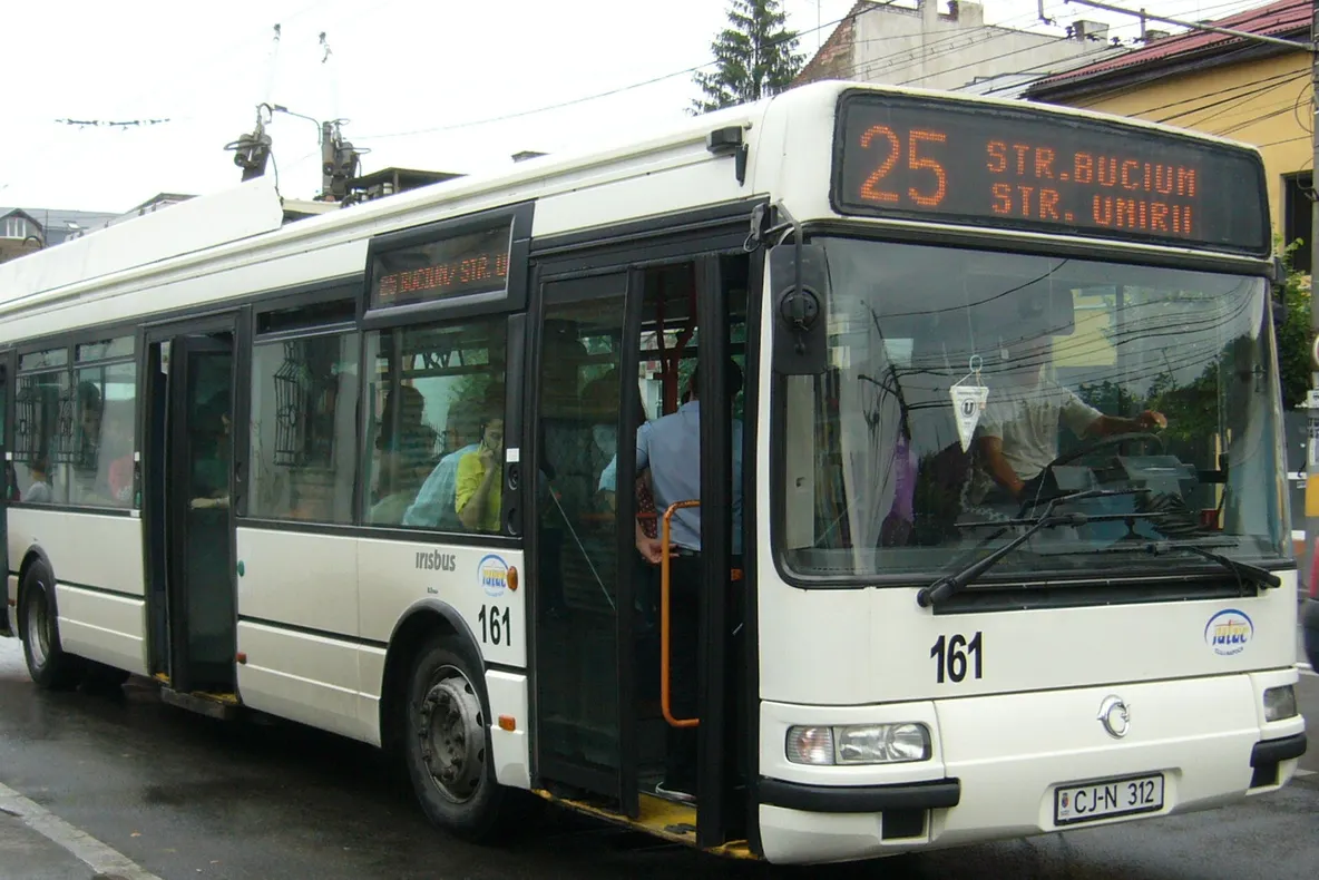 Scene de groază într-un troleibuz din Cluj: şi-a luat iubita la bătaie, apoi a făcut ceva incredibil