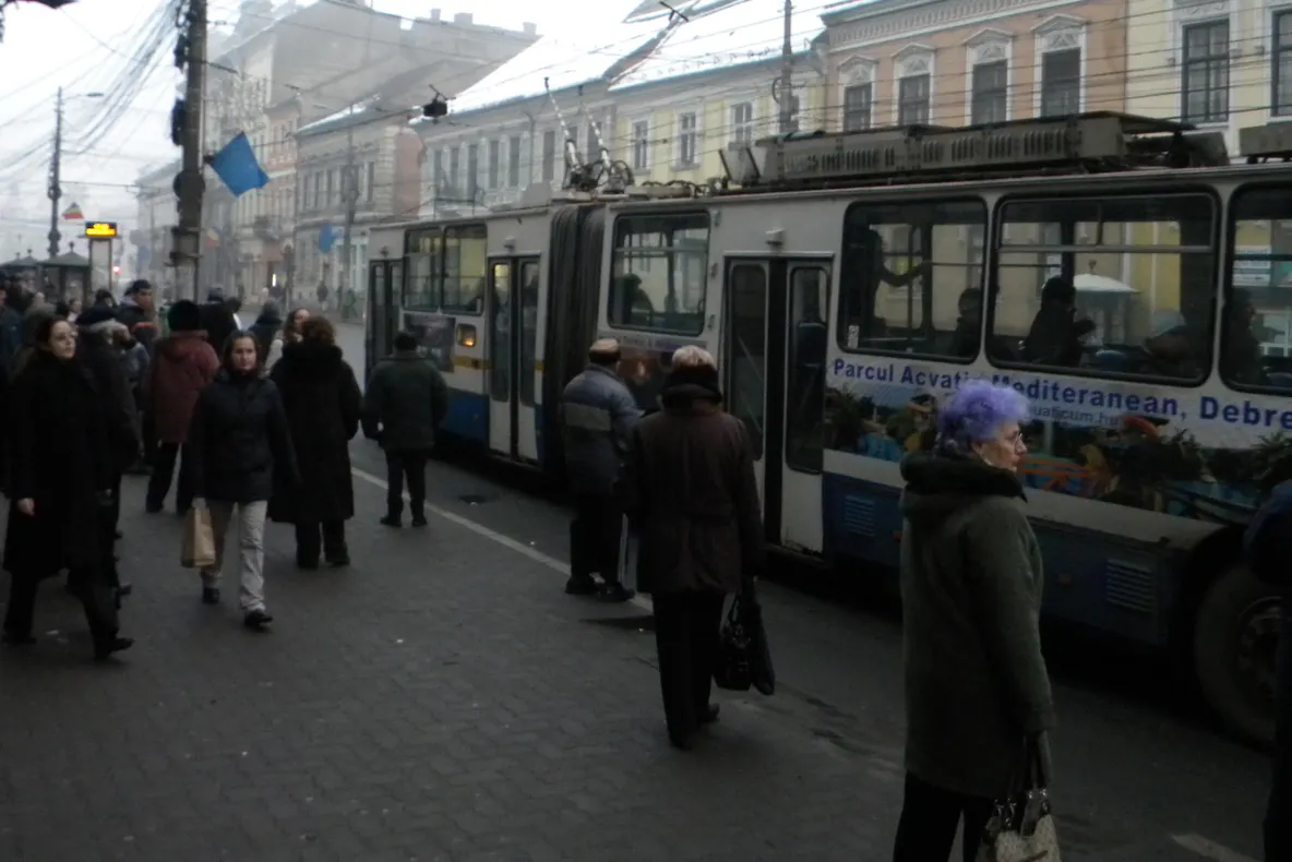 Panică în trafic, la Cluj: cauciucul unui troleibuz plin cu călători a explodat. O femeie, rănită