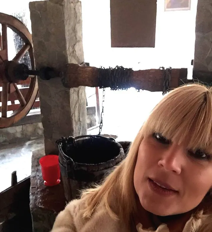 Elena Udrea, în vizită la mănăstire. Haină de blană, selfie la fântână şi poze cu iepuri