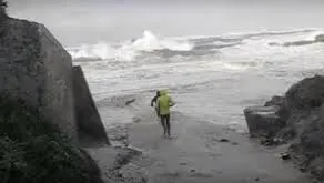 Doi bătrâni, salvaţi după ce au fost luaţi de un val uriaş, pe plajă - VIDEO 