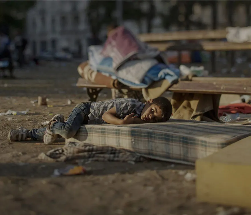 Fotografii sfâşietoare. Pe unde şi cum dorm copiii refugiaţilor - GALERIE FOTO