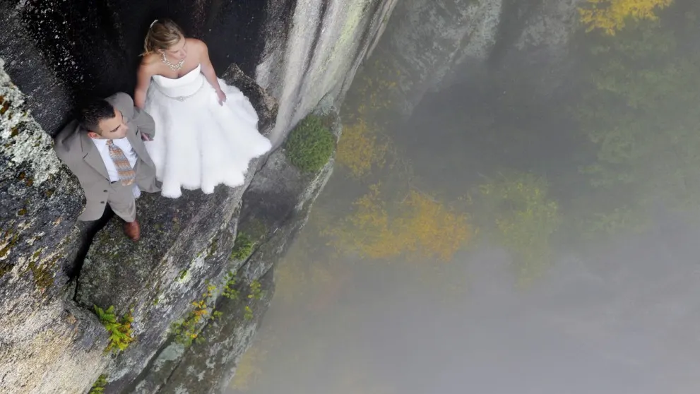 Te ia cu ameţeala! Cele mai riscante, dar şi superbe, fotografii de nuntă