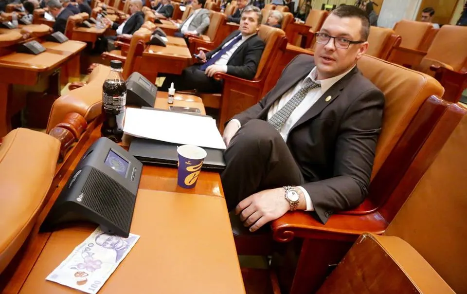 Moment incredibil în Parlament. Cum au reacționat deputații când au găsit pe jos 100 de lei