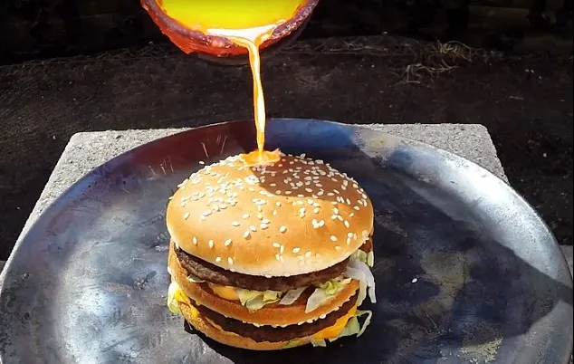 A topit cupru și l-a turnat peste un hamburger.Ce s-a întâmplat în continuare l-a lăsat fără cuvinte