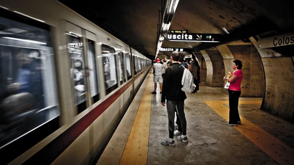 Panică într-o staţie de metrou din Roma. Un individ înarmat a creat haos