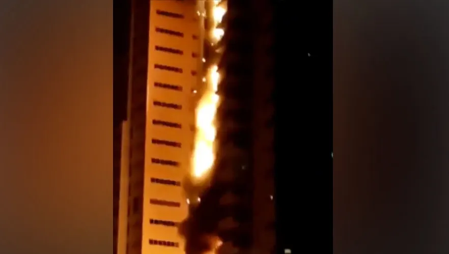 Un incendiu puternic a cuprins un complex de zgârâie-nori în Emiratele Arabe
