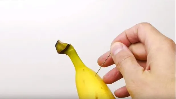 A luat un ac și a înțepat o banană. Motivul? Nu te-ai fi gândit niciodată la asta