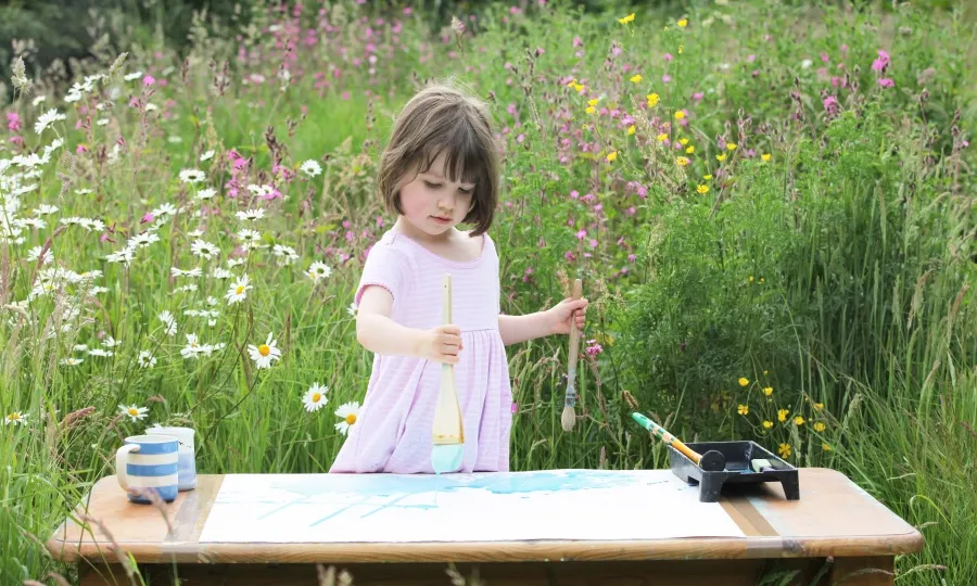 O fetiță de 6 ani cu autism creează cele mai inspiraționale picturi! Este comparată deseori cu Monet