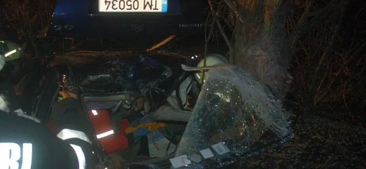 Mergea să îşi vadă iubita şi a adormit la volan, pe o şosea din Timiş. Urmarea e teribilă!
