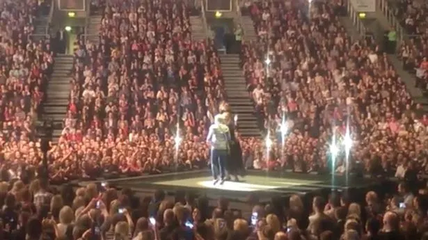 Moment unic: Adele, complice la cererea în căsătorie a unei fane. Ce a răspuns băiatul - VIDEO