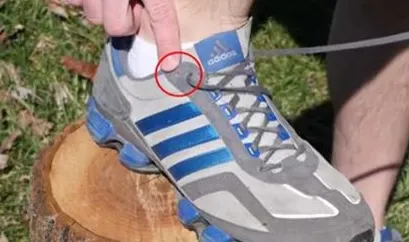 Ştiţi la ce folosesc găurile mici, din vârful adidaşilor, din zona şnururilor? Inovaţie super-utilă