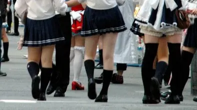 Video revoltător. O tânără care s-a culcat cu iubitul altei fete, dezbrăcată în public de bătăușe