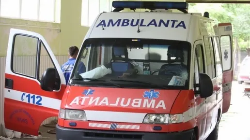 Ambulanţă cu un pacient, implicată într-un accident rutier, în Capitală