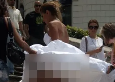 Mireasa a decis să nu poarte lenjerie intimă. Mare greşeală! A bătut vântul şi s-a văzut TOT