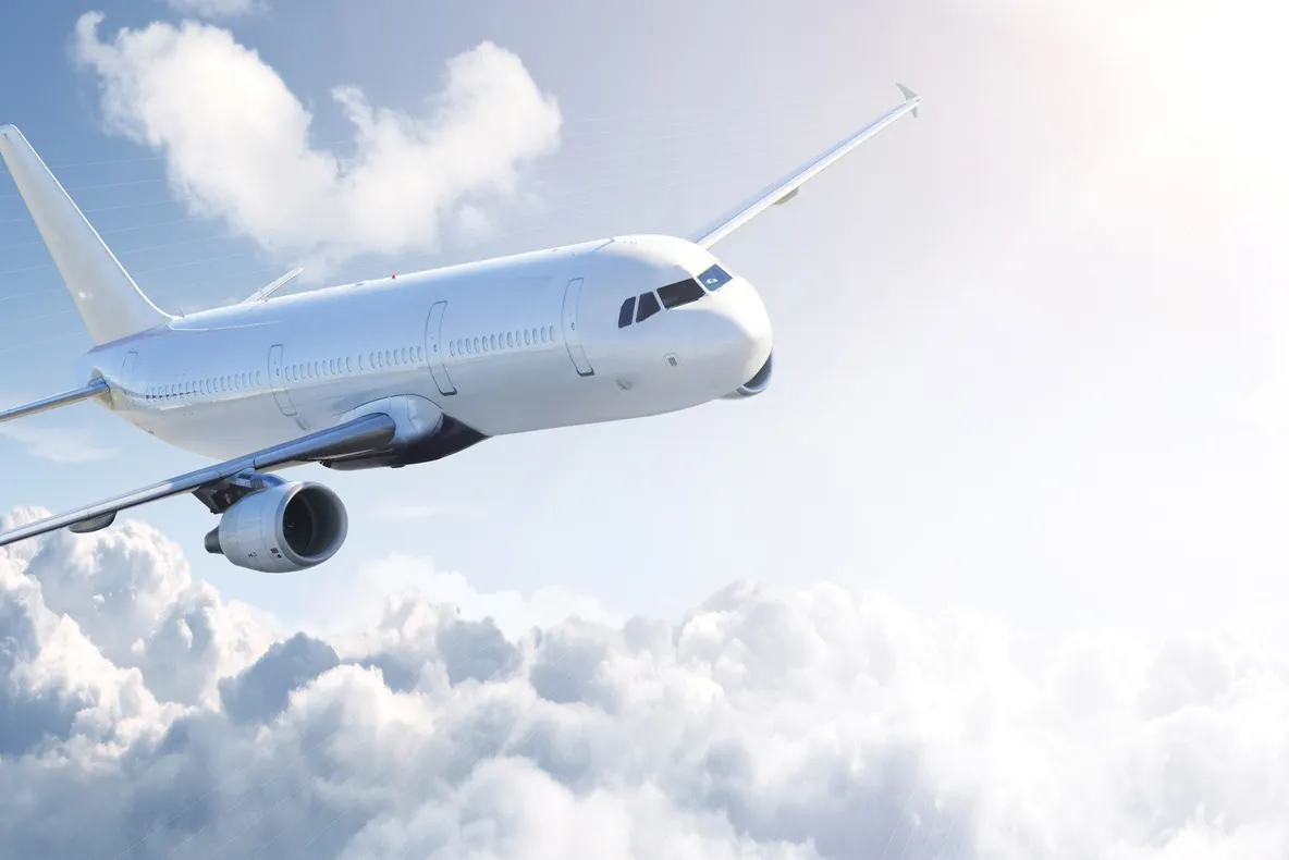 Au fost dați afară din avion cu tot cu cei trei copii. Când au aflat motivul, au plâns