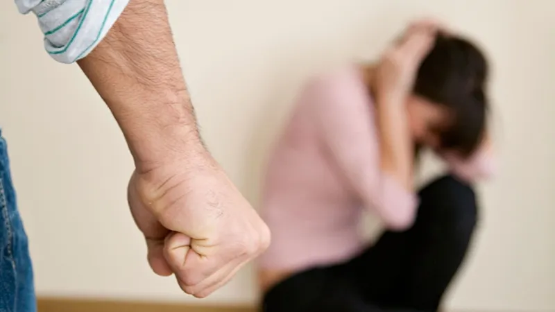 Bătută în ultimul hal de tatăl ei pentru că avea absenţe. Profesorii s-au îngrozit când au văzut-o