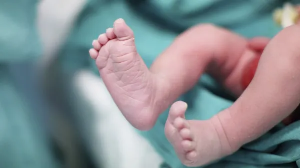 Caz şocant la Constanţa: o fată de doar 12 ani a născut. Ce vârstă are tatăl copilului