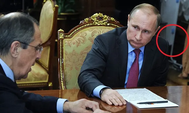 Detaliul incredibil surprins în biroul lui Putin. Kremlinul neagă vehement